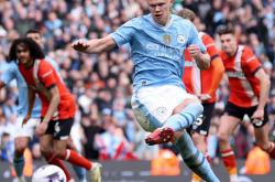 开云体育下载-桑德兰客场不敌曼城，遭遇两连败