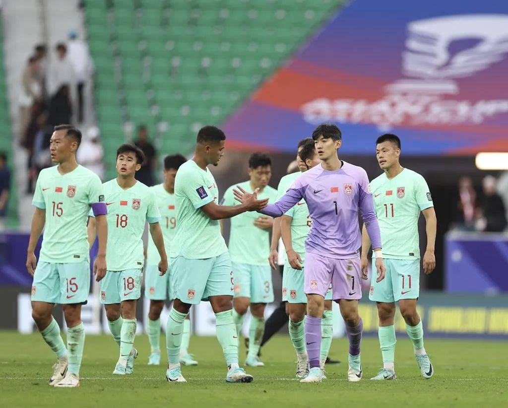 国际足球比赛中球员们兢兢业业，激战正酣的简单介绍