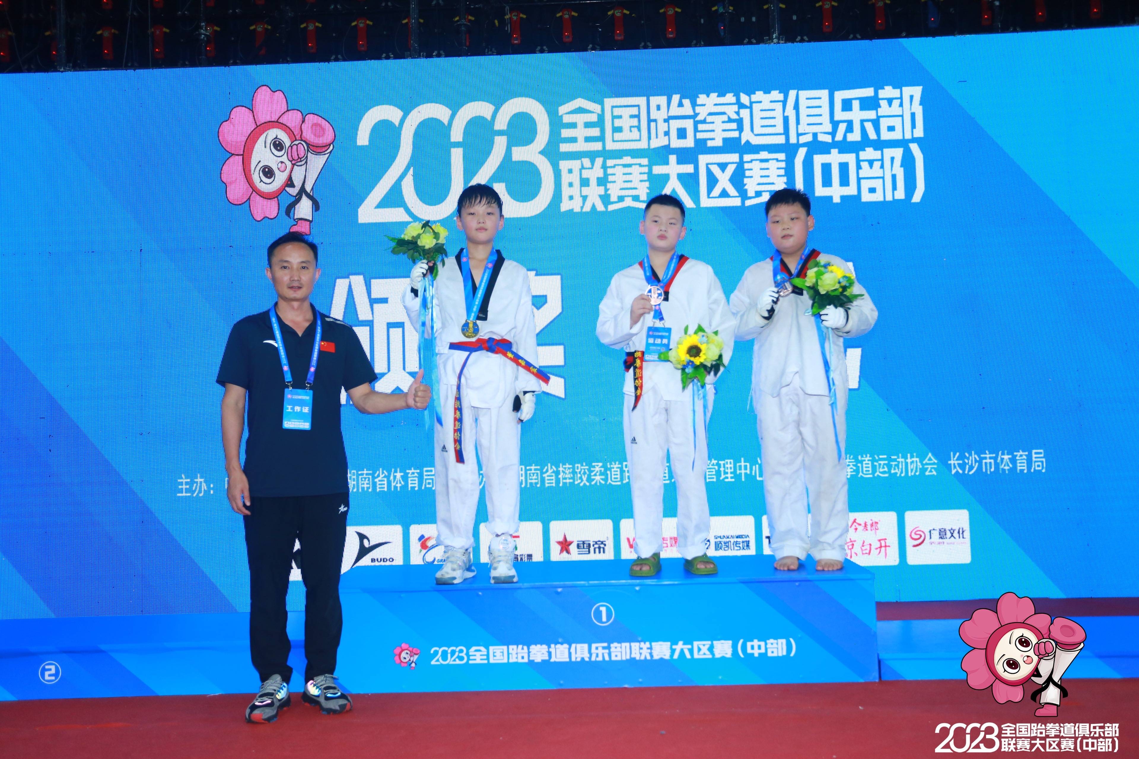 跆拳道比赛中，选手捷足先登夺冠