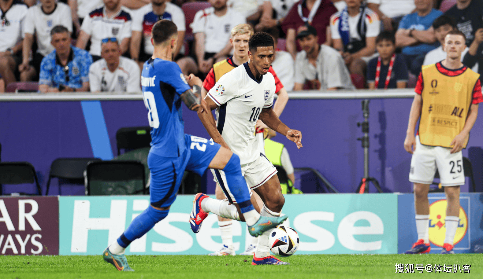 包含斯洛文尼亚逆转阿尔巴尼亚，晋级淘汰赛的词条