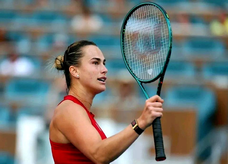 德国选手冯伊茨利在游泳比赛中夺冠