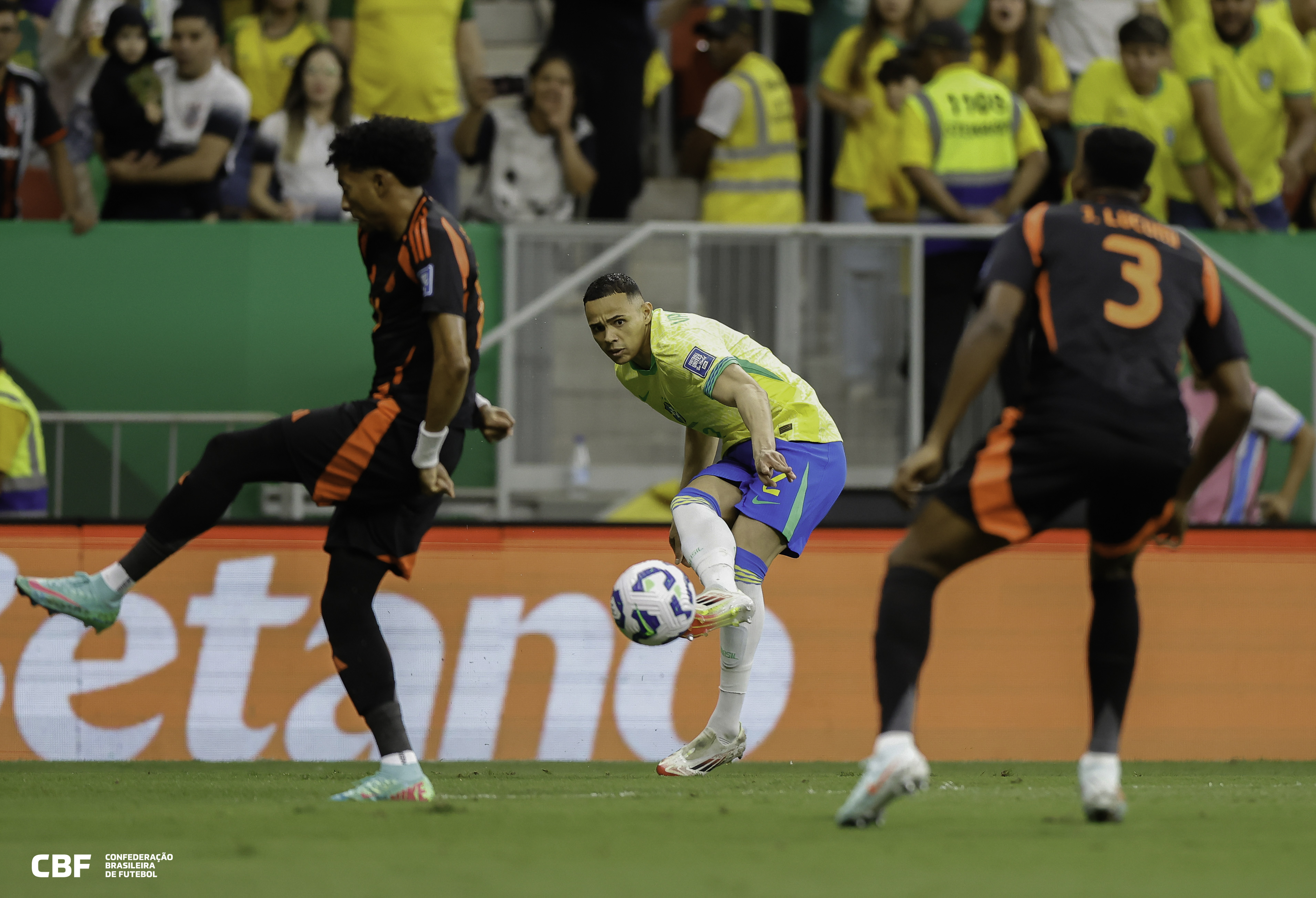 巴西女子足球队横扫对手，实力强劲