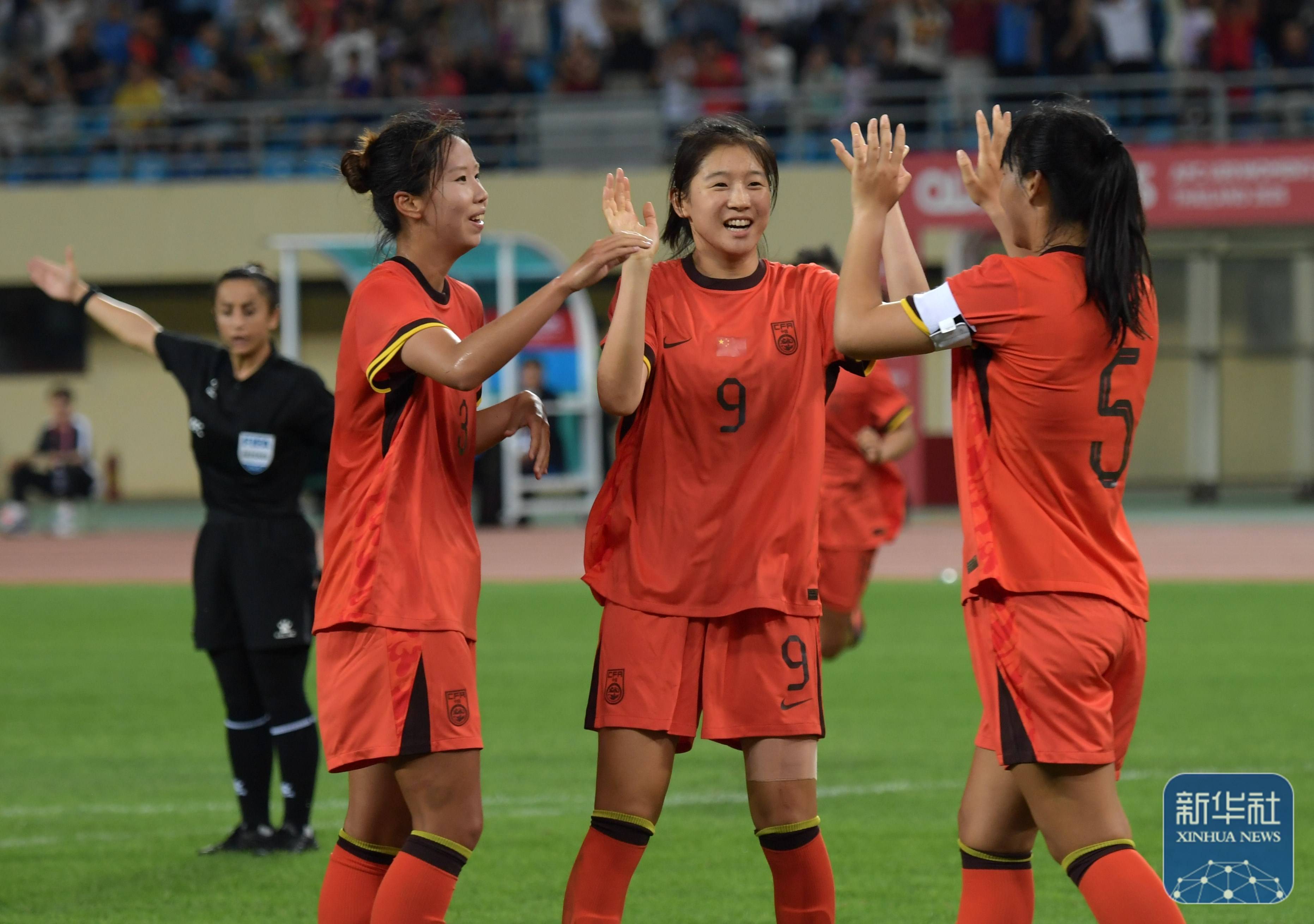 亚洲女足锦标赛上，强队对决激发观赏热情
