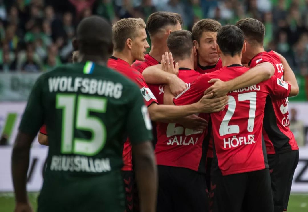包含沃尔夫斯堡客场扳平比分，险胜成功挤进前四的词条