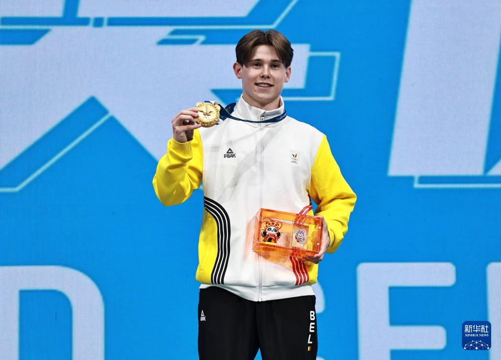 比利时蹦床选手轻松完成复杂动作赢得掌声 比利时蹦床选手轻松完成复杂动作赢得掌声