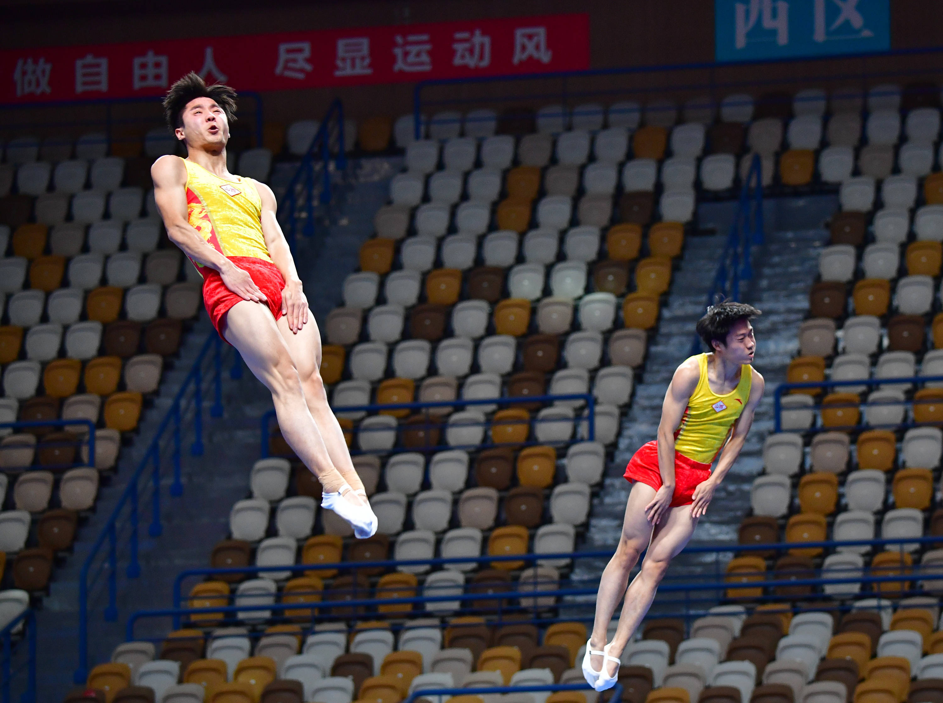 比利时蹦床选手轻松完成复杂动作赢得掌声 比利时蹦床选手轻松完成复杂动作赢得掌声