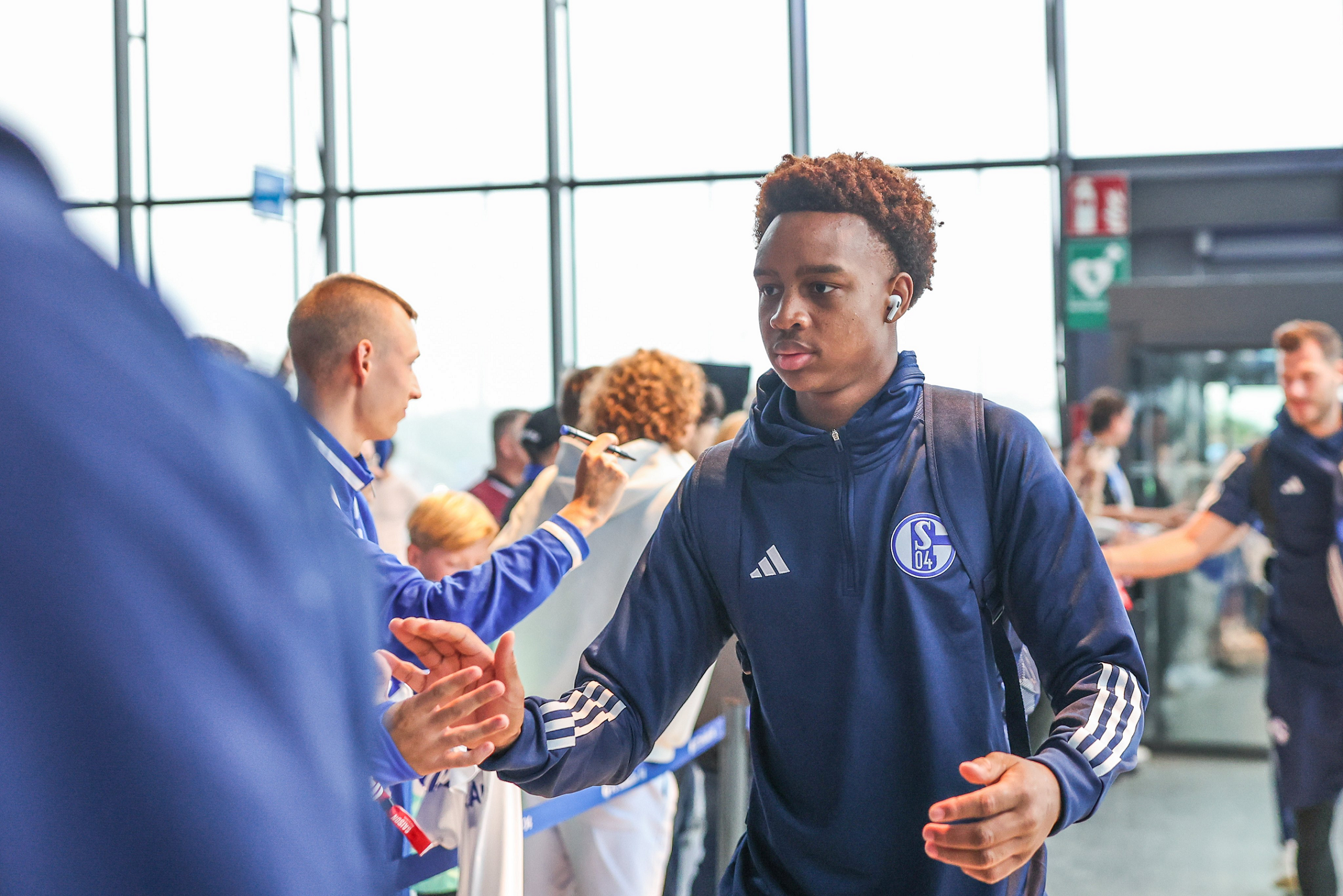 沙尔克取得关键胜利,成功晋级 沙尔克取得关键胜利,成功晋级