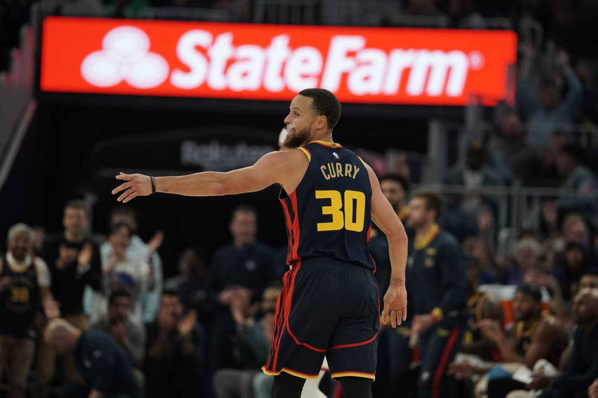 勇士胜鹈鹕,继续领军西部 勇士胜鹈鹕,继续领军西部