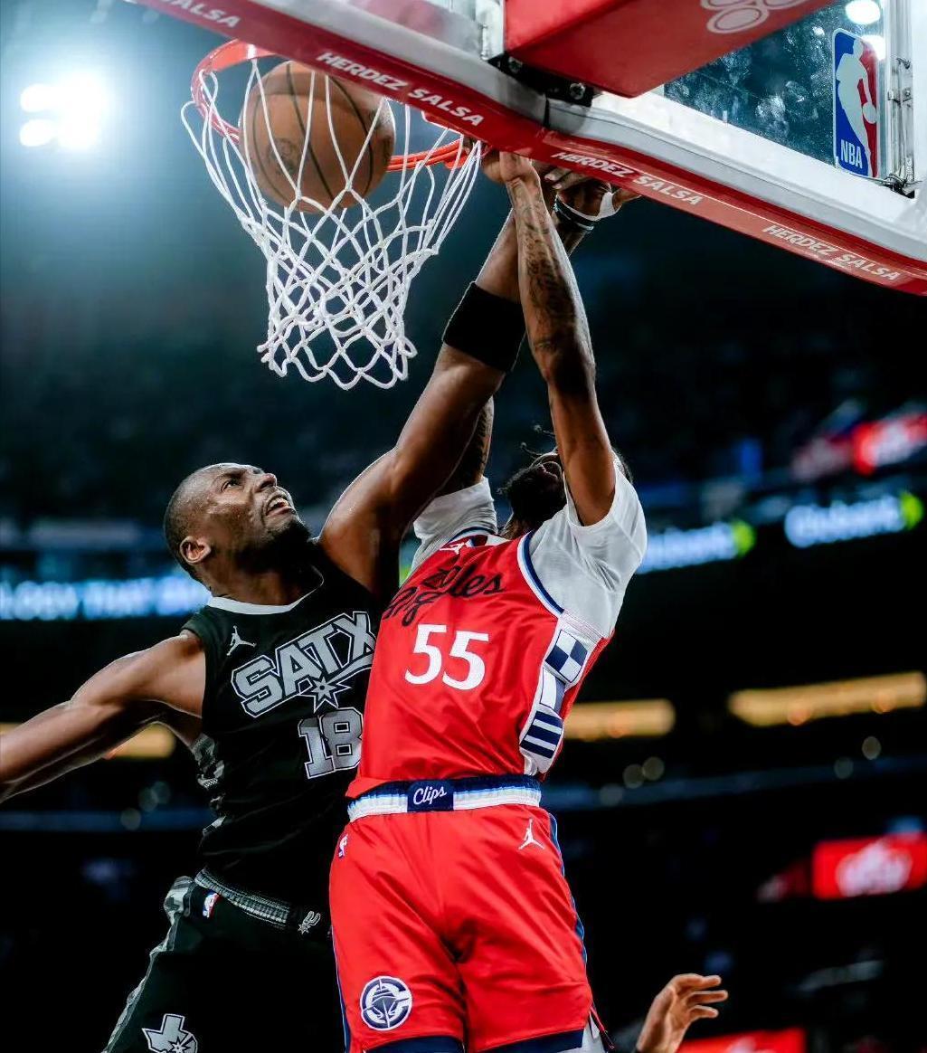 快船主场取胜马刺，保持不败纪录