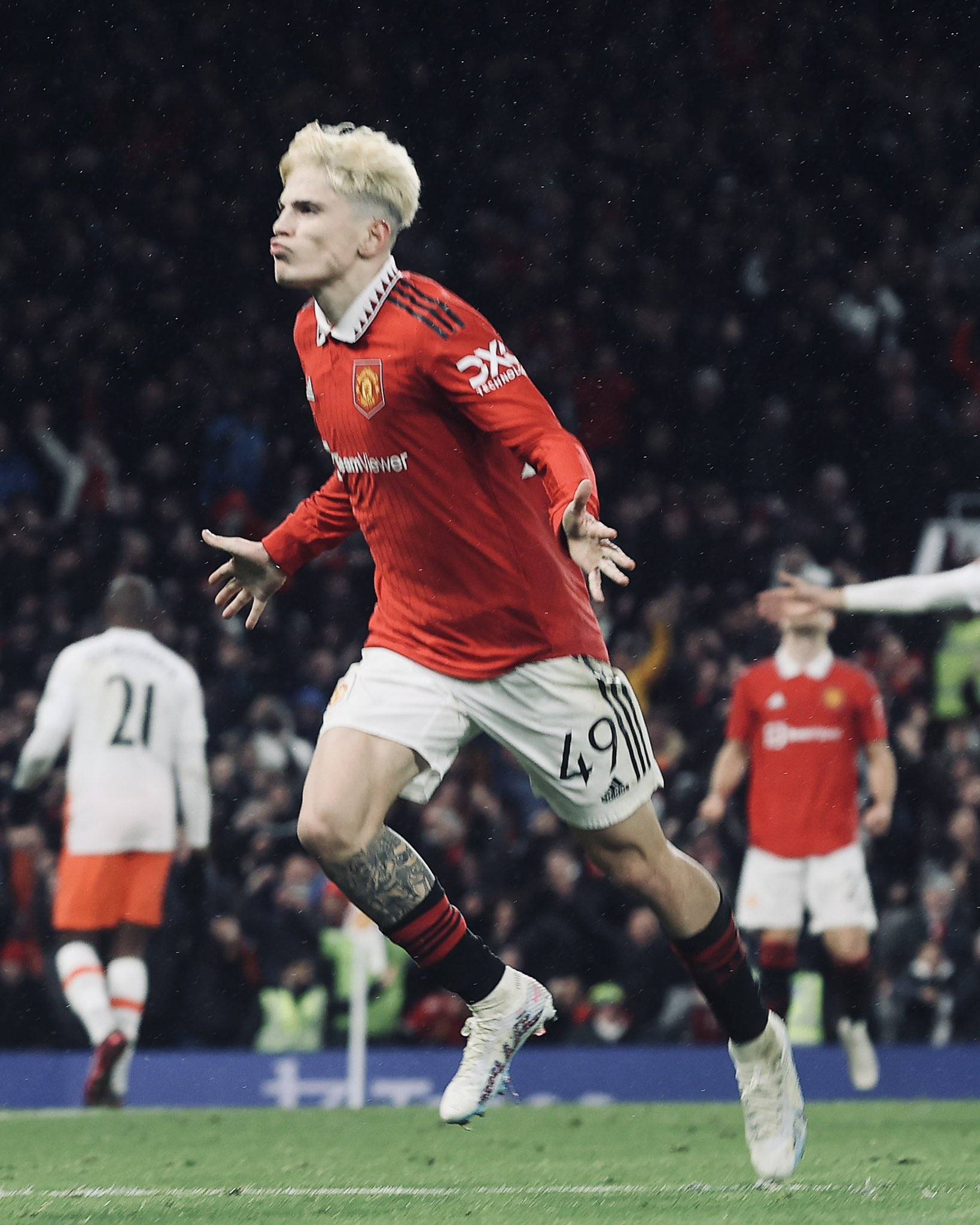 包含曼联绝杀魔咒终结！布鲁诺帽子戏法助红魔3-2逆转西汉姆的词条