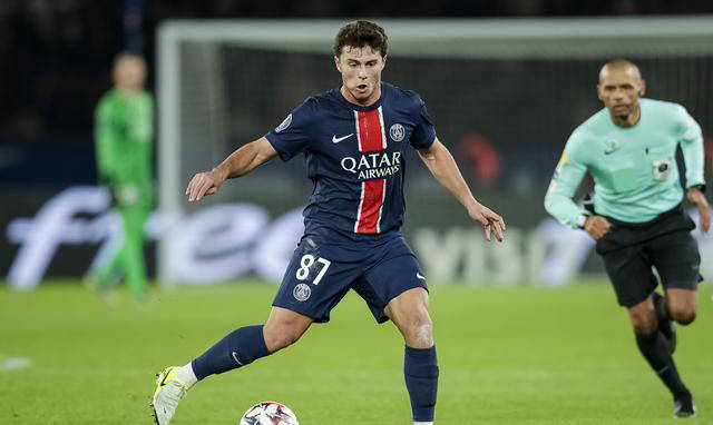 法甲巴黎圣日耳曼客场2比0击败南特,领先第二名6分。 法甲巴黎圣日耳曼客场2比0击败南特,领先第二名6分。