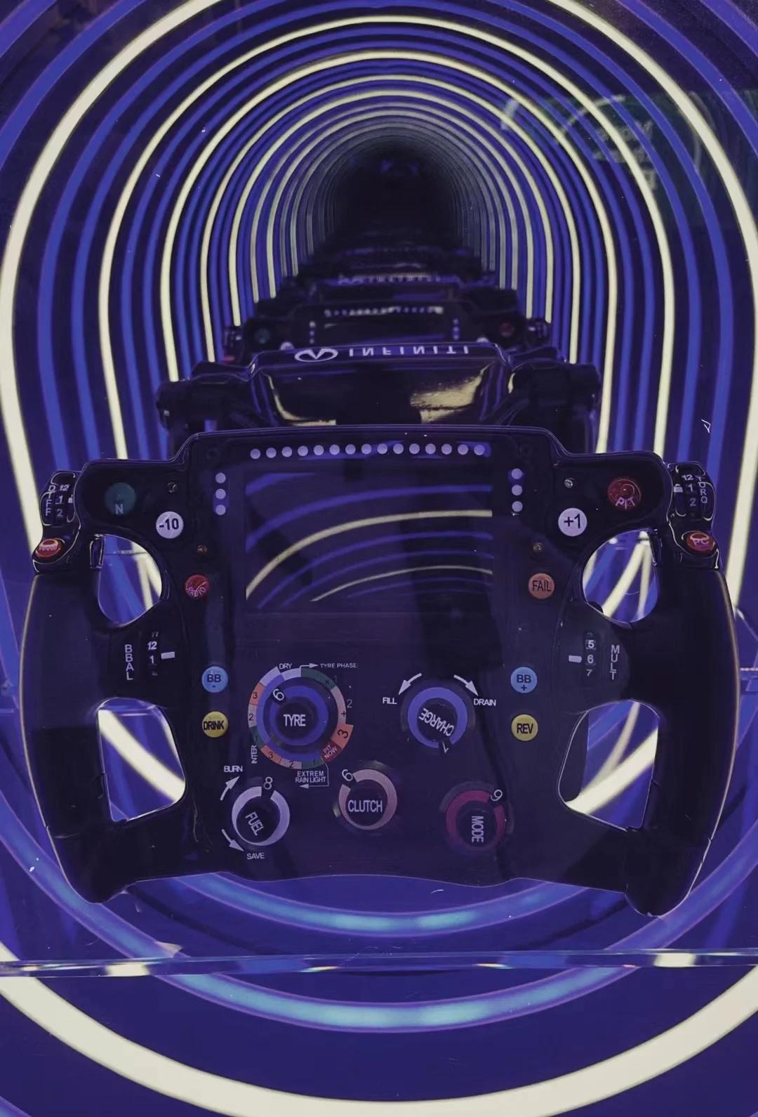 关于红牛车队轻取法拉利，拉塞尔刷新纪录的信息